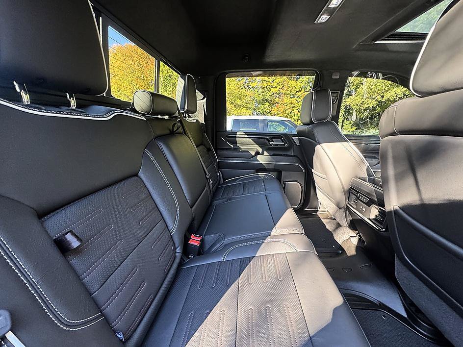 Used 2025 GMC Sierra 2500 AT4X AWD/4WD image 12