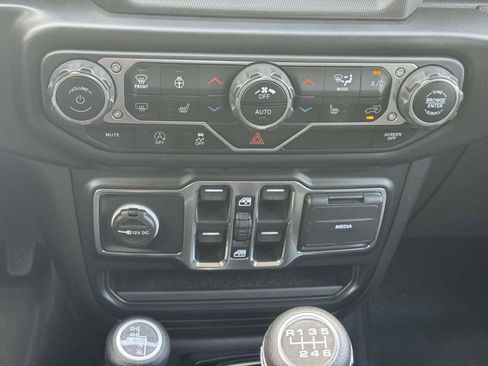 Used 2022 Jeep Gladiator Overland w/ Cold Weather Group AWD/4WD image 27