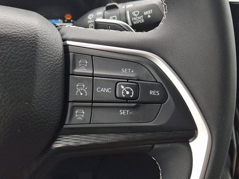 Used 2023 Jeep Grand Cherokee Laredo AWD/4WD image 21