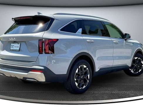 Used 2024 Kia Sorento S w/ Panoramic Sunroof Package FWD image 5