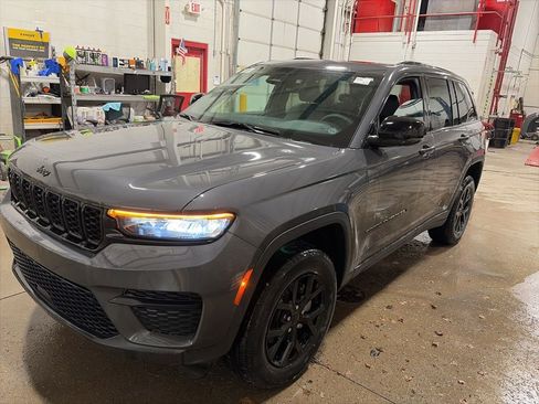 Certified 2024 Jeep Grand Cherokee Altitude AWD/4WD image 3