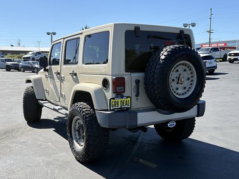 Used 2011 Jeep Wrangler Unlimited Sahara w/ Connectivity Group AWD/4WD image 8