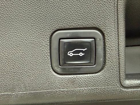 Used 2023 GMC Terrain SLT image 25