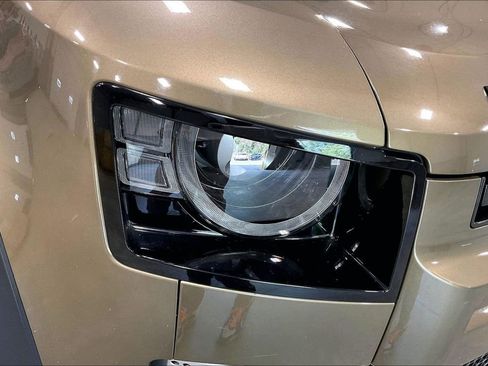 Used 2020 Land Rover Defender 110 First Edition AWD/4WD image 32
