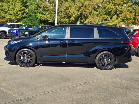 Used 2025 Toyota Sienna XSE image 2