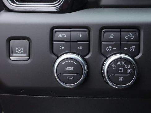 Used 2024 GMC Sierra 2500 AT4X image 21