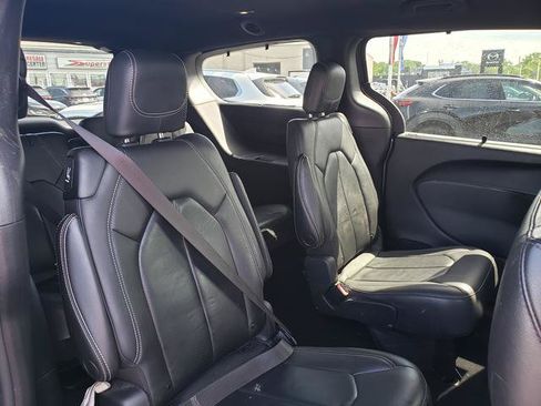 Used 2021 Chrysler Pacifica Touring-L w/ S Appearance Package FWD image 18