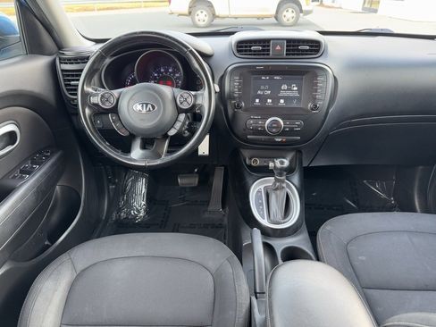 Used 2018 Kia Soul + image 9