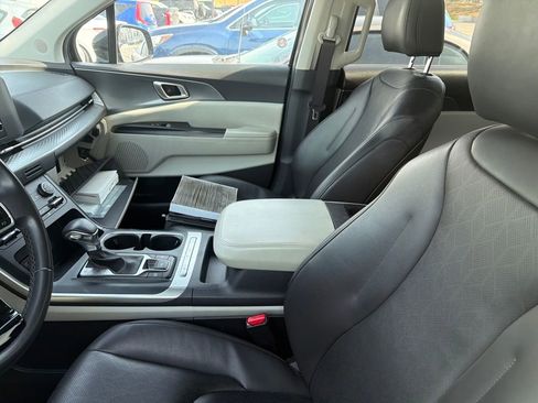 Used 2024 Kia Carnival LX image 14