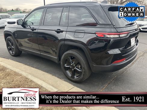 Used 2023 Jeep Grand Cherokee Limited w/ Black Appearance Package image 18