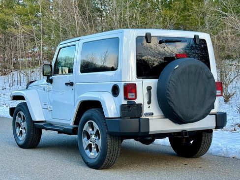 Used 2018 Jeep Wrangler Sahara w/ Connectivity Group AWD/4WD image 2