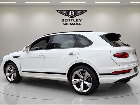 Used 2024 Bentley Bentayga AWD/4WD image 3