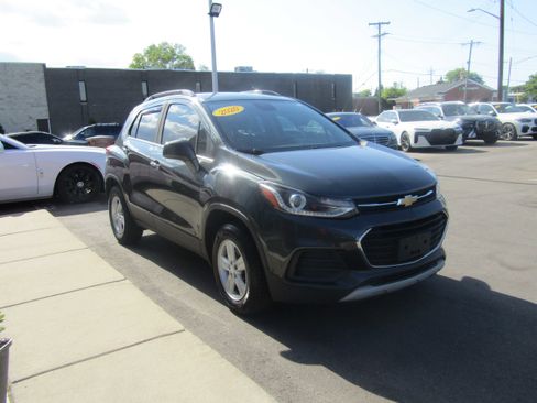 Used 2020 Chevrolet Trax LT w/ LT Convenience Package AWD/4WD image 4