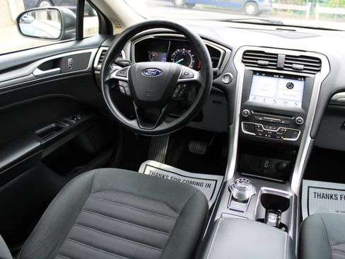 Used 2017 Ford Fusion SE w/ Fusion SE Technology Package FWD image 14