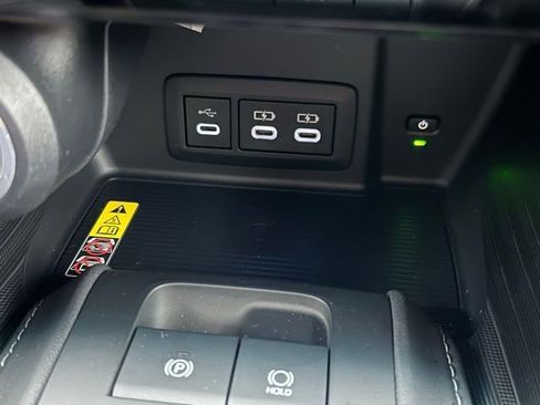 Certified 2024 Toyota Venza XLE image 33