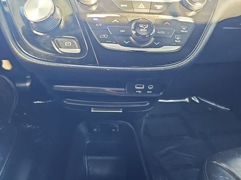 Used 2018 Chrysler Pacifica Touring-L w/ Premium Audio Group FWD image 23