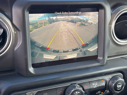 Used 2020 Jeep Wrangler Unlimited Sahara AWD/4WD image 16