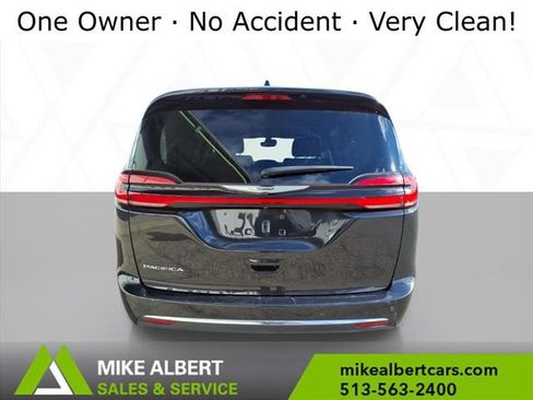 Used 2023 Chrysler Pacifica Touring-L image 6