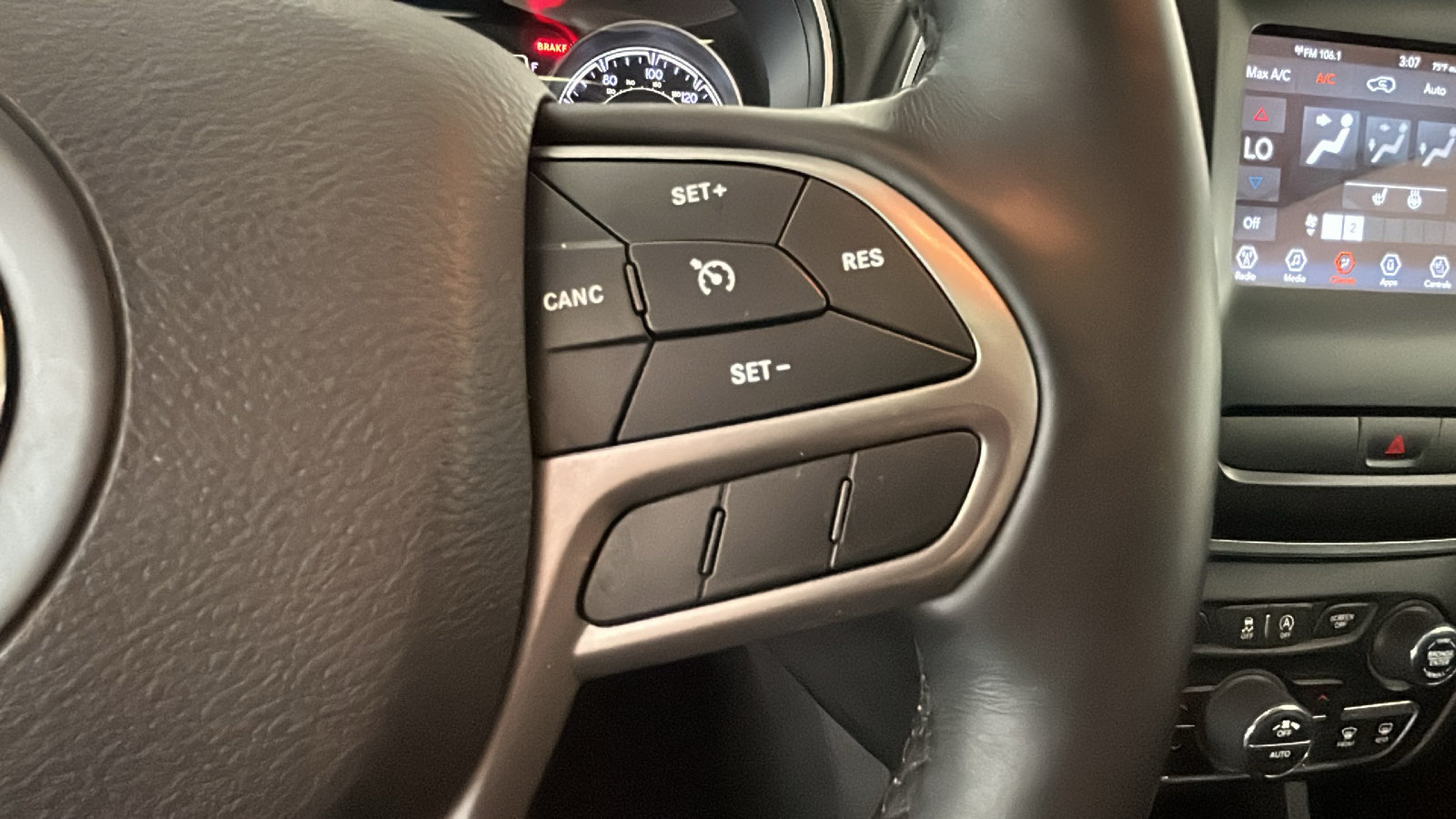 Used 2019 Jeep Cherokee Latitude Plus w/ Comfort/Convenience Group AWD/4WD image 21