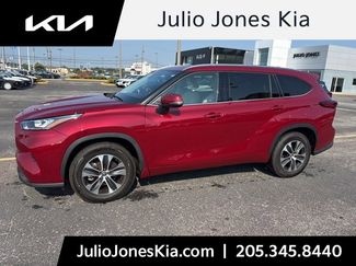 Used 2020 Toyota Highlander XLE image 1