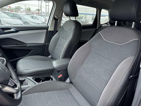Used 2024 Volkswagen Taos SE image 17