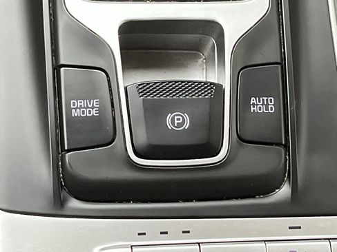 Used 2024 Kia Carnival LX FWD image 16