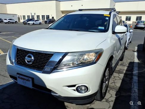 Used 2015 Nissan Pathfinder SV image 2
