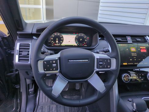 Used 2025 Land Rover Discovery S image 15