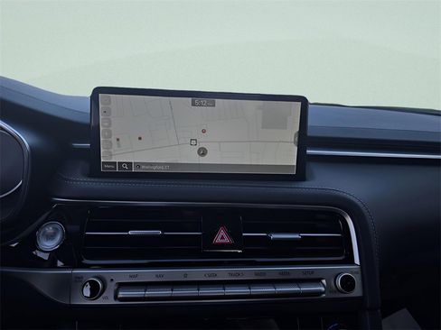 Used 2025 Genesis G70 2.5T image 11