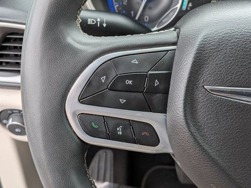 Used 2023 Chrysler Pacifica Touring-L FWD image 22
