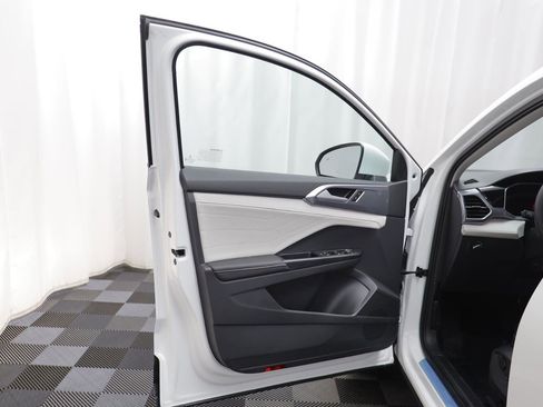 New 2026 Volkswagen Taos SEL image 4