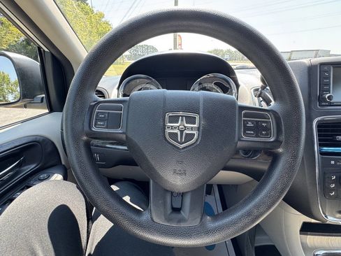 Used 2016 Dodge Grand Caravan SXT image 16