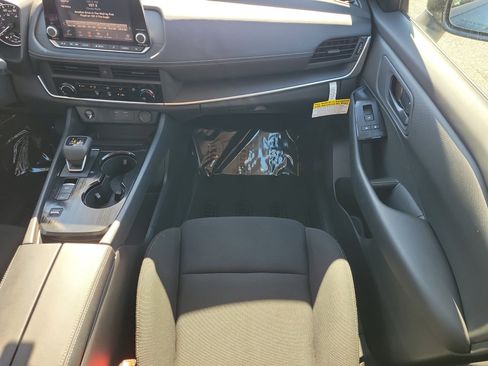 Used 2025 Nissan Rogue S image 15