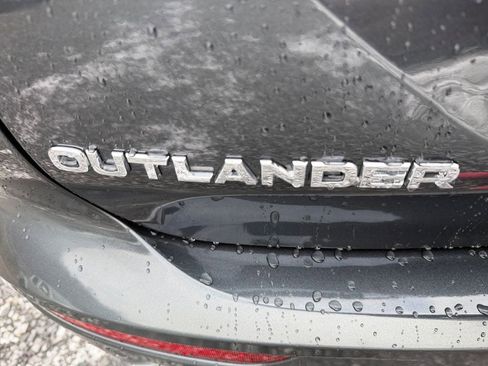 Used 2025 Mitsubishi Outlander SE image 11