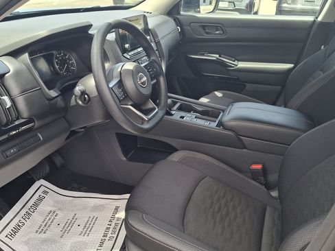 Used 2025 Nissan Pathfinder S FWD image 9