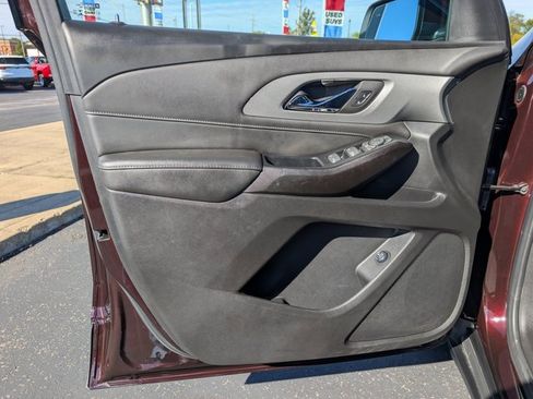 Used 2023 Chevrolet Traverse LT image 9