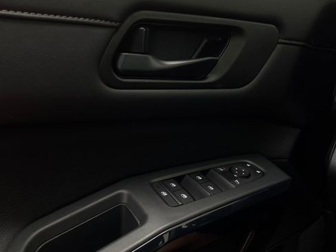 Used 2025 Nissan Pathfinder SV FWD image 21