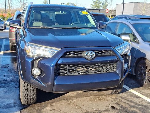 Used 2018 Toyota 4Runner SR5 image 2