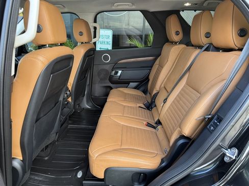 Used 2017 Land Rover Discovery HSE image 16