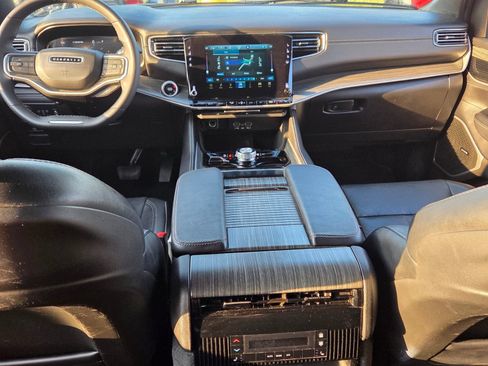 Used 2024 Jeep Wagoneer L Series II w/ Flexible Seating Group AWD/4WD image 8