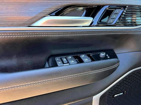 Used 2024 Jeep Wagoneer L Series II w/ Premium Group I image 16