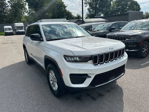 Certified 2025 Jeep Grand Cherokee Laredo AWD/4WD image 4