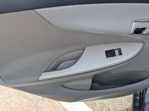 Used 2013 Toyota Corolla LE FWD image 12