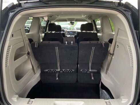 Used 2023 Chrysler Voyager LX image 8