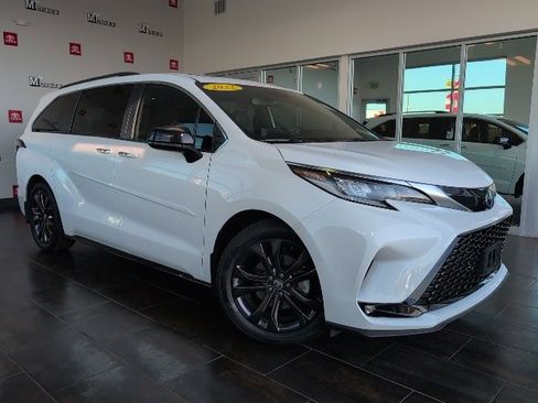 Certified 2022 Toyota Sienna XSE image 2