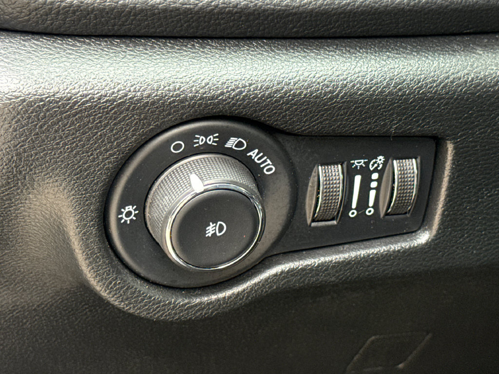 Used 2024 Chrysler Pacifica Limited FWD image 25