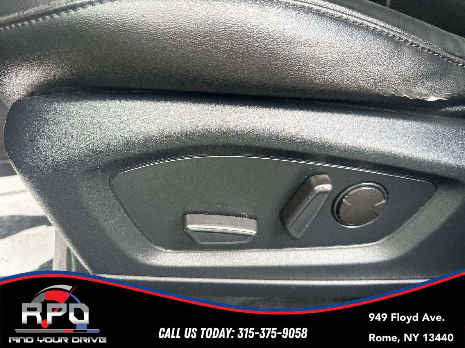 Used 2022 Ford Explorer XLT w/ Equipment Group 202A AWD/4WD image 22