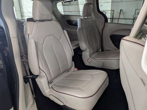 Used 2017 Chrysler Pacifica Limited FWD image 22