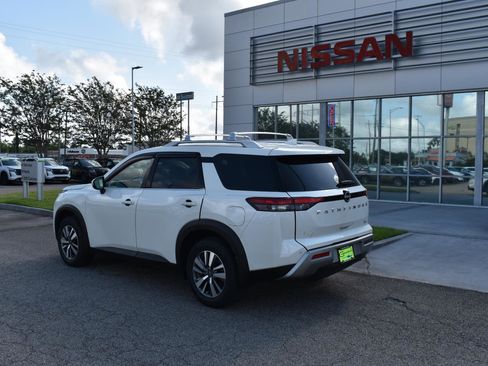 Used 2024 Nissan Pathfinder SL FWD image 6