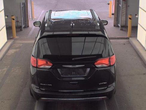 Used 2017 Chrysler Pacifica Limited w/ UConnect Theater Package image 2